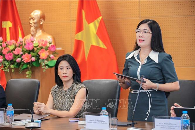 TS. Nguyễn Thị Bích Lan, Viện trưởng Viện Sáng tạo và Chuyển đổi số (VIDTI) - Trưởng Ban Tổ chức Giải thưởng Rồng Xanh phát biểu khai mạc. Ảnh: Hoàng Hiếu - TTXVN